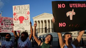Postihne víc černošky než bělošky, varují experti kvůli zrušení ústavního práva na potrat v USA 
