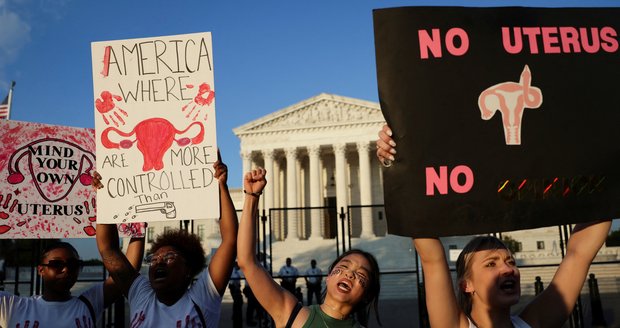 Postihne víc černošky než bělošky, varují experti kvůli zrušení ústavního práva na potrat v USA 