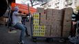 Potravinová banka v New Yorku rozdává boxy s potravinami před dnem Díkuvzdání.