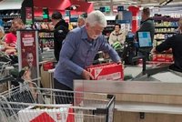 Petr Pavel bez kamer na nákupu: Snímek prezidenta s vozíkem unikl na sítě, podpořil potravinovou sbírku