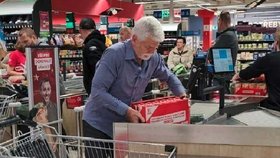 Prezident Petr Pavel se zapojil do potravinové sbírky.