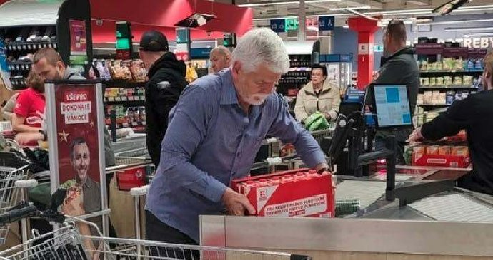 Prezident Petr Pavel se zapojil do potravinové sbírky.