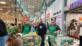 Marian Jurečka přispěl do potravinové sbírky.