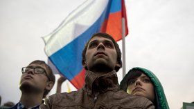 Na první oficiálně povolené opoziční demonstraci za poslední rok a půl se v Moskvě v neděli sešli odpůrci ruského prezidenta Vladimira Putina.