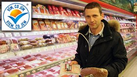 Výživový poradce Petr Havlíček hledá v obchodě zboží s etiketou "Vím, co jím"