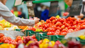 Ceny potravin letos spíše klesaly. Oproti lednu 2022 jsou však dražší o pětinu