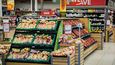 Z potravin bylo ve srovnání s loňským dubnem o 7,2 procenta levnější vepřové maso, zelenina o 3,4 procenta, přičemž ceny brambor dokonce klesly o 26,6 procenta.