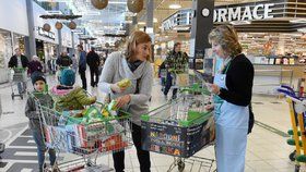 Češi o víkendu nakoupili 886 000 porcí jídla pro chudé, teď je rozdělí potravinové banky 