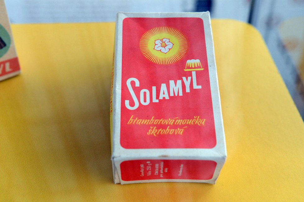 Solamyl. Na obalu bramborové moučky nesměla chybět bábovka.