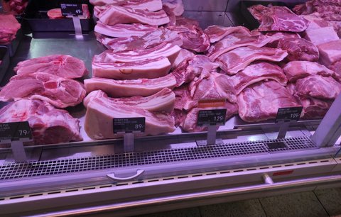 Šunka s přirážkou 255 procent? Naštvaný ministr poslal do českých obchodů kontroly