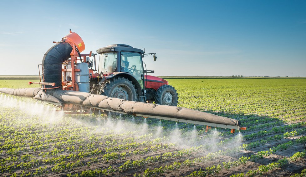 Evropská unie zakázala tři běžně používané pesticidy. Čeští zemědělci věští problémy.