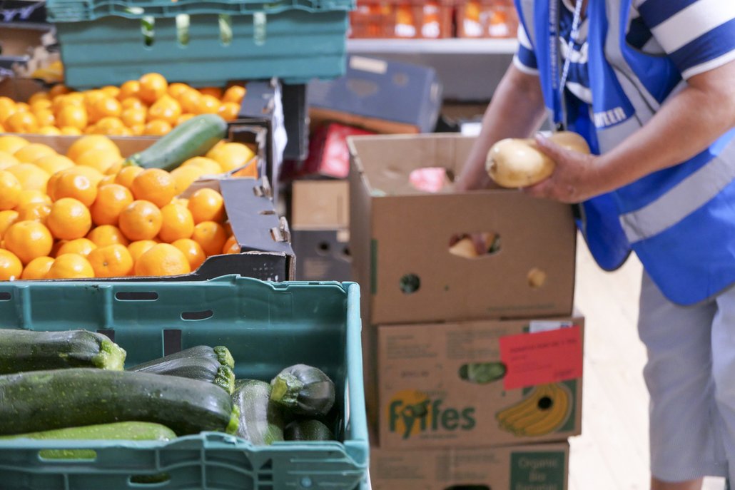 Do potravinových bank se sváží jídlo po minimální době trvanlivosti třeba ze supermarketů