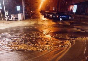 Hlavní potrubí vody o průměru půl metru prasklo dnes kolem druhé hodiny ráno v Kotlářské ulici v Brně.