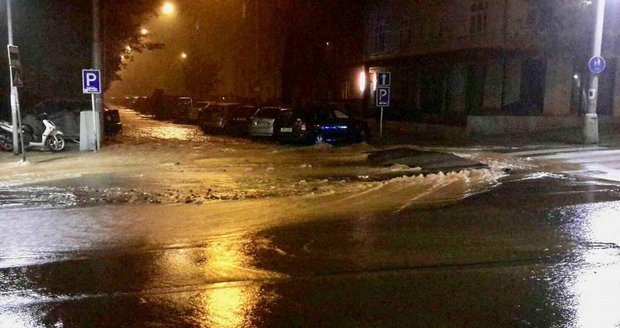 Hlavní potrubí vody o průměru půl metru prasklo dnes kolem druhé hodiny ráno v Kotlářské ulici v Brně.