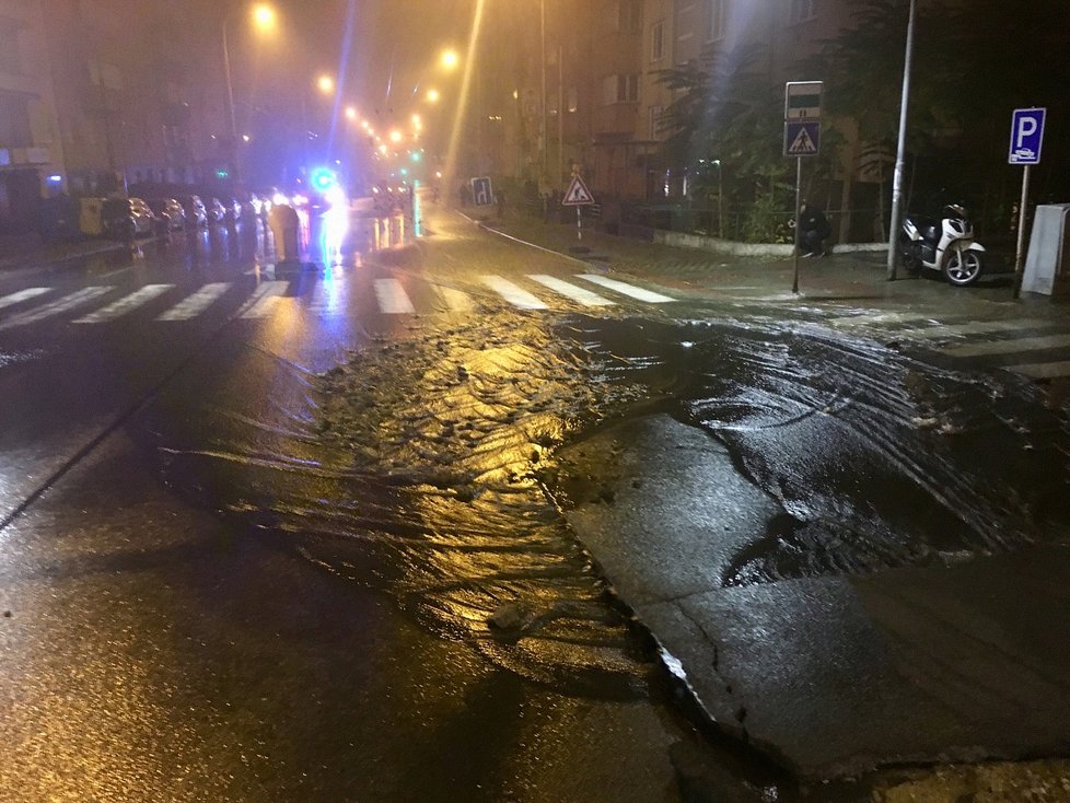 Hlavní potrubí vody o průměru půl metru prasklo dnes kolem druhé hodiny ráno v Kotlářské ulici v Brně.