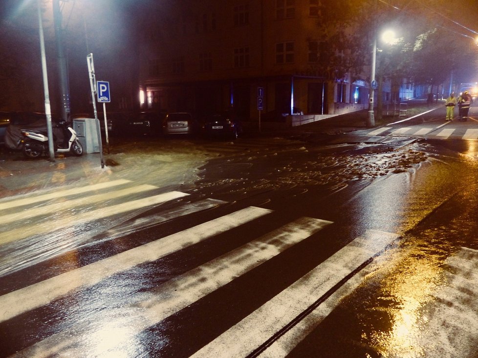 Hlavní potrubí vody o průměru půl metru prasklo dnes kolem druhé hodiny ráno v Kotlářské ulici v Brně.