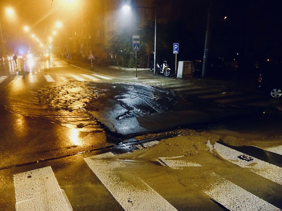 Hlavní potrubí vody o průměru půl metru prasklo dnes kolem druhé hodiny ráno v Kotlářské ulici v Brně.