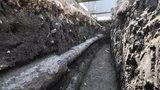 Senzační archeologický nález na Václaváku: Pod náměstím leželo dřevěné potrubí z 18. století