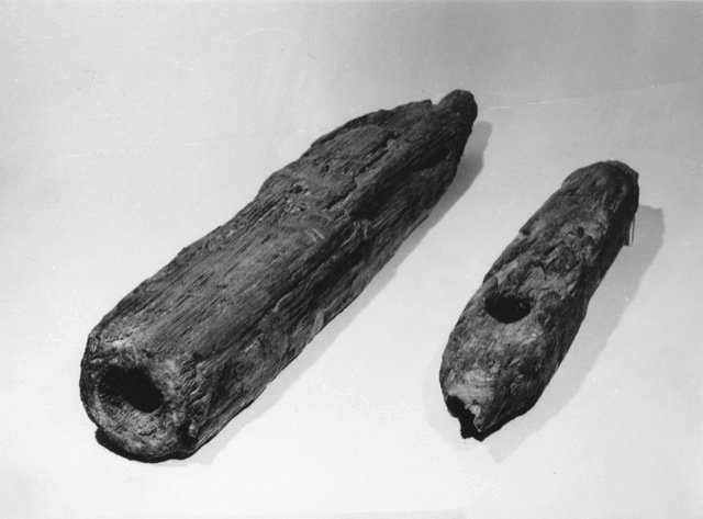 Stojan a čep nalezené v 60. letech 20. století při stavbě podchodu.