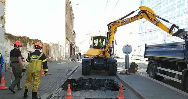 Hasiči bojovali s prasklým vodovodním potrubím a parovodem na brněnském Cejlu.