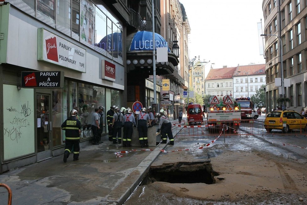 Propadla vozovka ve Štěpánské ulici v Praze.