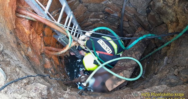 Penzista (76) v Olbramově na Tachovsku vlezl do studny, kde chtěl opravit potrubí. Udělalo se mu špatně a nedokázal sám vylézt. Pomohli mu hasiči.