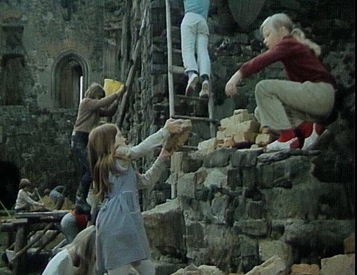 Parta dětí při opravách hradebních zdí ve filmu.