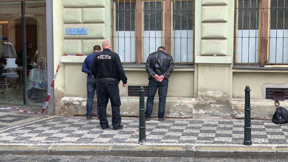 4. května 2019: Pražští strážníci a policisté museli v centru města řešit incident, při kterém dvojice mužů na ochranku jednoho z podniků vytáhla nůž a plynovou pistoli.
