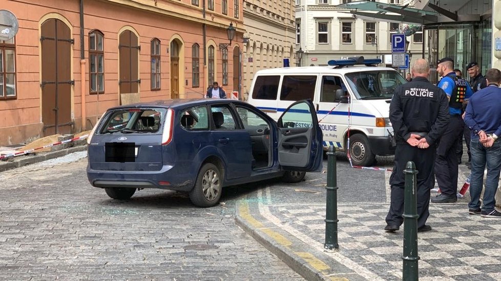 4. května 2019: Pražští strážníci a policisté museli v centru města řešit incident, při kterém dvojice mužů na ochranku jednoho z podniků vytáhla nůž a plynovou pistoli.