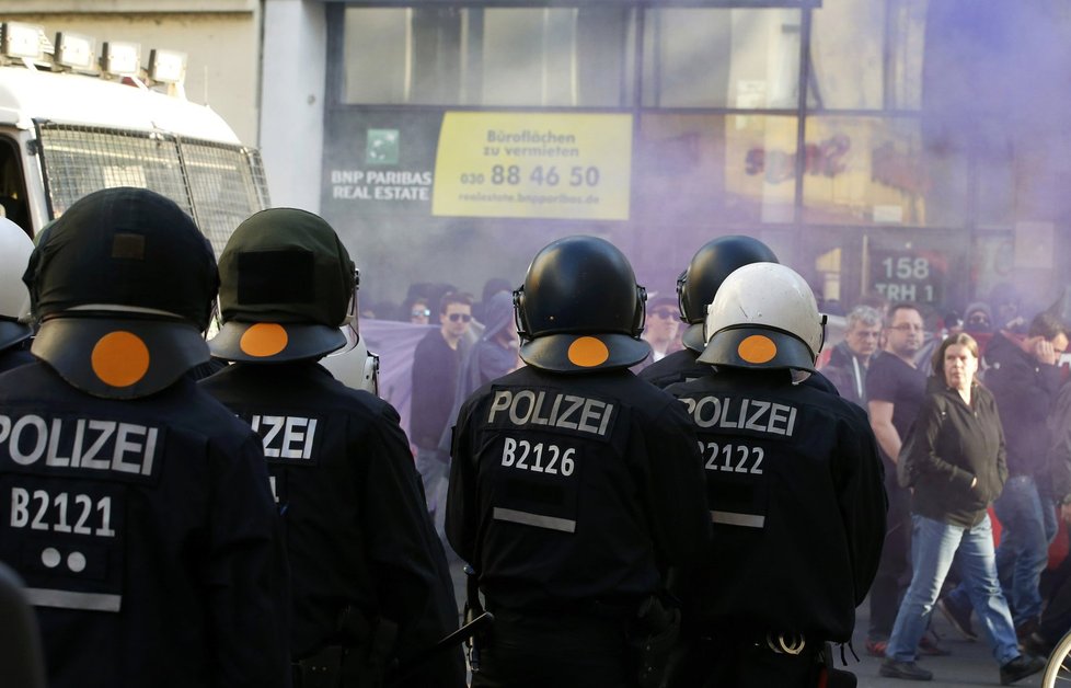 V závěru prvomájové demonstrace v Berlíně došlo k potyčkám. Demonstranti házeli na policisty lahve, zdravotníci ošetřovali krvavá zranění.