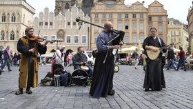 Praha versus pouliční umělci: Zákaz hobojů a povinné střídání břehů
