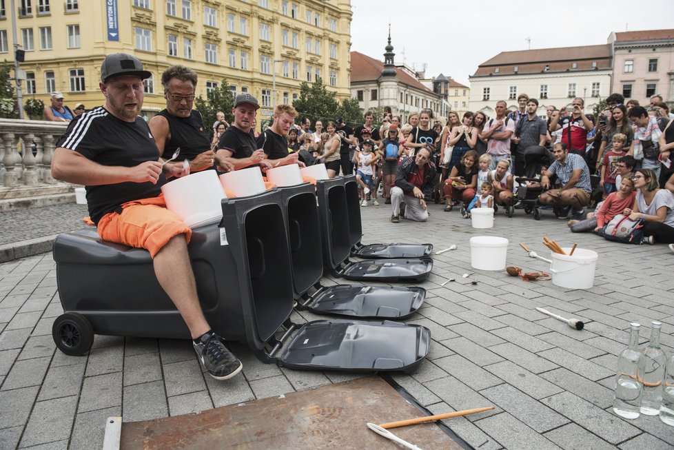 Komedie na ulici: Buskeři si ustlali v provizorních pokojíčcích v centru Brna a hráli i s plyšovými opicemi.