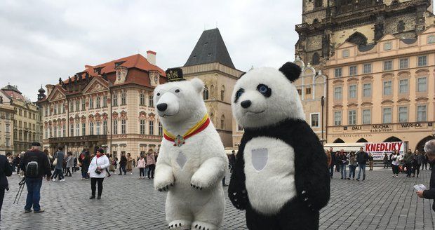 Obří pandy a „bublifukáři“ v centru Prahy končí. Pouliční umělci opustí i Staromák 