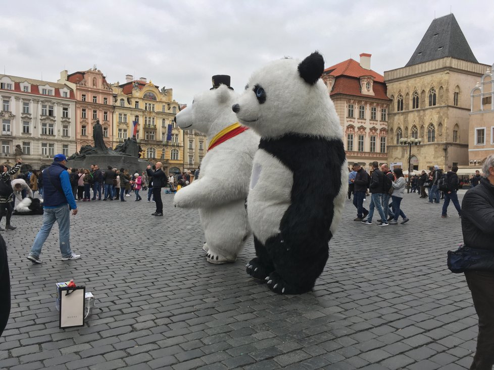 Na Staroměstském náměstí přibývají obří kostýmy. Praha tento trend zamezí vyhláškou