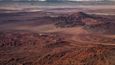 Druhé nejsušší místo na světě, tedy chilská poušť Atacama, je obrovským nalezištěm nerostných surovin. Těží se tu nejvíc železná a měděná ruda a také tzv. chilský ledek. I proto v této oblasti žije kolem milionu lidí, ač v jejích nejsušších částech, jako je Měsíční údolí, nepršelo už stovky let.