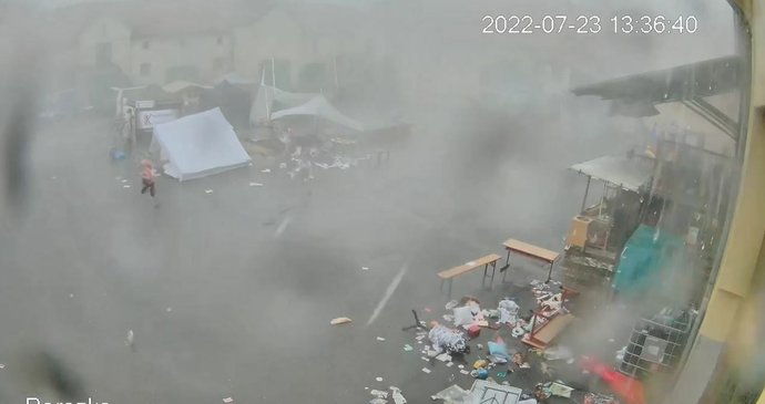 Bouřka v Horoměřících u Prahy rozmetala pouť (23.7.2022)