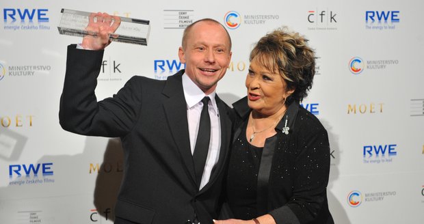 Herec Ondřej Malý si odnesl cenu za nejlepšího herce ve filmu Pouta. Na fotce s herečkou Jiřinou Bohdalovou