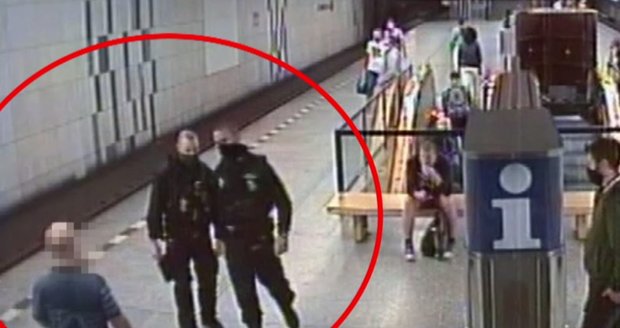 Muž se vydal do pražského metra bez roušky, skončil v poutech.
