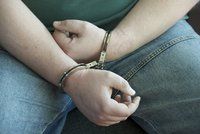 Nenapravitelný zloděj (33): Kradl bonboniéry, přáníčka i zavařené okurky, hrozí mu tříleté vězení