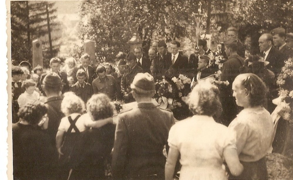 Je hluboký komunismus a příslušící komunistické Československé lidové armády vzdávají poslední hold zemřelému spolubojovníkovi, mému prastrýci Karlovi, na náboženském pohřbu pod křesťanským křížem roku 1955