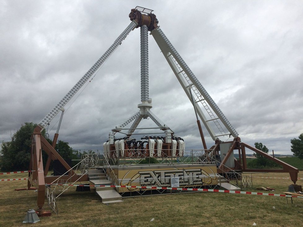 Při nehodě adrenalinové atrakce Extreme v Zaječí na Břeclavsku se zranilo 7 osob.