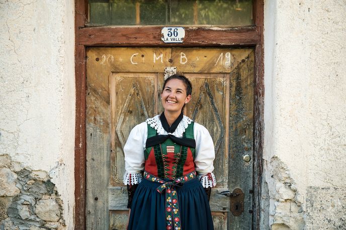Ladinové jsou potomci původních Rétů a starých Římanů. Ladinové jsou potomci původních Rétů a starých Římanů.