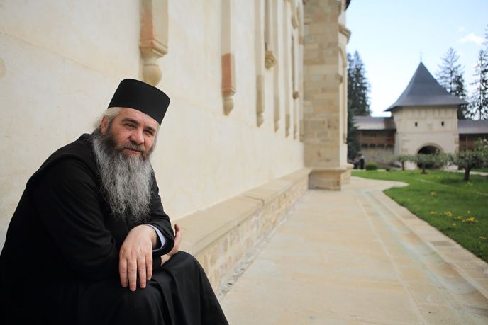V klášteře Putna jsou mniši přátelští. V klášteře Putna jsou mniši přátelští.