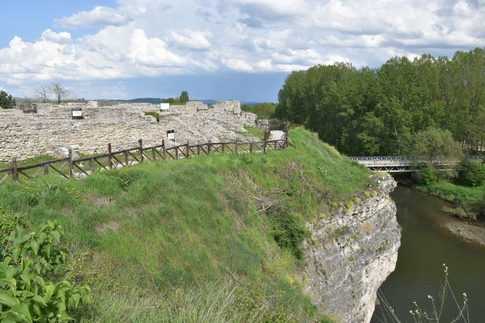 Kaleto chránily kolmé stěny i řečiště Iskăru. V sezoně archeologický komplex ožívá ruchem tematických akcí. Dále obsahuje též pavilon s expozicí i hřiště, kde si děti užijí dobové atrakce. Kaleto chránily kolmé stěny i řečiště Iskăru. V sezoně archeologický komplex ožívá ruchem tematických akcí. Dále obsahuje též pavilon s expozicí i hřiště, kde si děti užijí dobové atrakce.