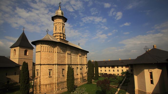 Ženský klášter Dragomirna není nedostupný, ale zároveň je stranou od obvyklých cest, což z něj činí místo plné spirituality. Ženský klášter Dragomirna není nedostupný, ale zároveň je stranou od obvyklých cest, což z něj činí místo plné spirituality.