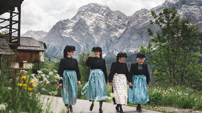 Ladiny můžete vidět také v tradičních krojích, které oblékají nejen o svátcích. Ladiny můžete vidět také v tradičních krojích, které oblékají nejen o svátcích.