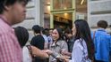 Jazykovou bariéru v rodinách vnímá mladá generace Vietnamců velmi intenzivně. Jazykovou bariéru v rodinách vnímá mladá generace Vietnamců velmi intenzivně.