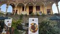 Jedna z mnoha budov v Asmaře ve stylu art deco, která slouží jako restaurace a zároveň "internetová kavárna". Jedna z mnoha budov v Asmaře ve stylu art deco, která slouží jako restaurace a zároveň "internetová kavárna".