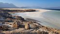 Jezero Assal obklopují hory vysoké až 1700 metrů, samo slané jezero je 150 metrů pod hladinou světového oceánu. Jezero Assal obklopují hory vysoké až 1700 metrů, samo slané jezero je 150 metrů pod hladinou světového oceánu.