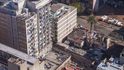 Skutečnou sondu do každodennosti metropole nabízí pohled z výšky. Dvorky, střechy a terasy pokryté odpadky zachycují neutěšený stav centra města. Skutečnou sondu do každodennosti metropole nabízí pohled z výšky. Dvorky, střechy a terasy pokryté odpadky zachycují neutěšený stav centra města.